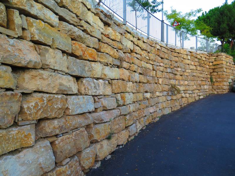 Expert en fissures pour un mur de soutènement qui n'est pas aux normes de construction à Saint-Raphaël